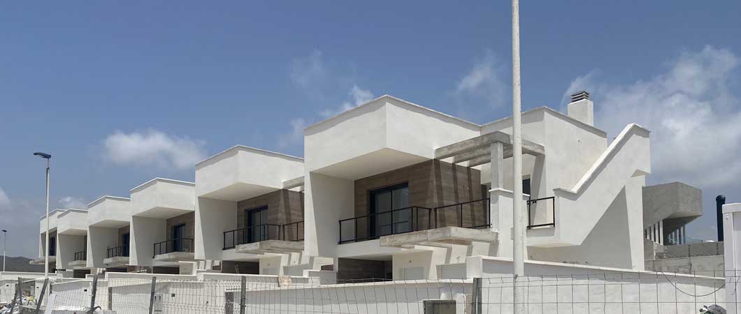 Estructura y viviendas adosadas completada