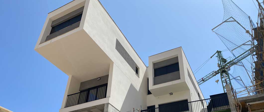 Vivienda unifamiliar con voladizo de hormigón completada