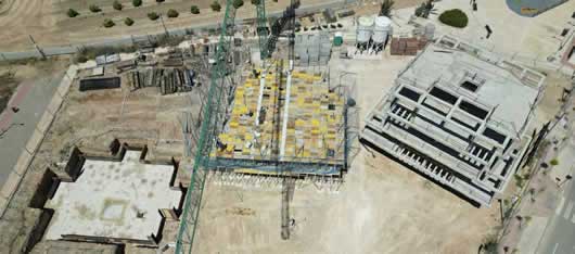 Tres edificios de viviendas de estructuras de hormigón en construcción