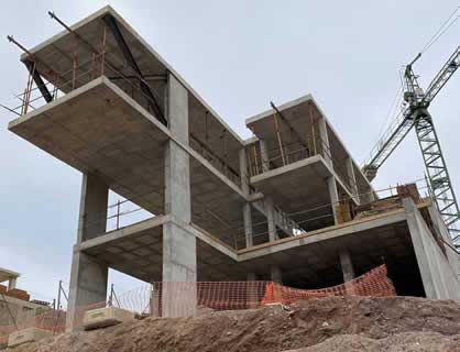 Estructura voladizo de hormigón en vivienda unifamiliar